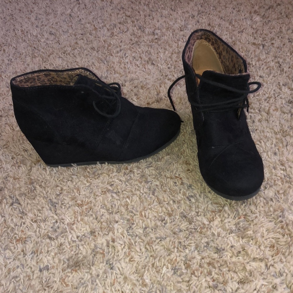 Size 6 Women’s ankle wedge booties
